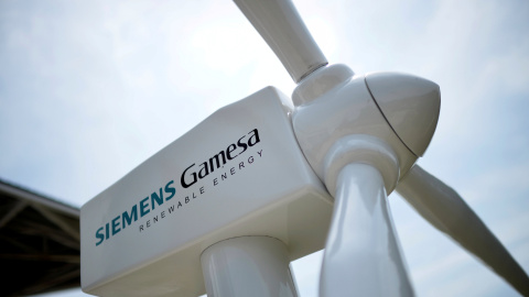 Un modelo de aerogenerador con el logo de las fusionadas Siemens Gamesa, expuesto en el exterior de la junta de accionistas, en la sede de Zamudio (Vizcaya). REUTERS/Vincent West