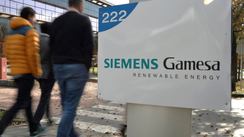 El logo de Siemens Gamesa a la entrada de la sede de la compañía de aerogeneradores en el parque tecnológico de  Zumudio, cerca de Bilbao. REUTERS/Vincent West