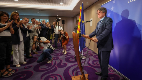 05/09/2023 - Carles Puigdemont a Brussel·les aquest dimarts, abans de pronunciar la conferència i aplaudit per dirigents de Junts.