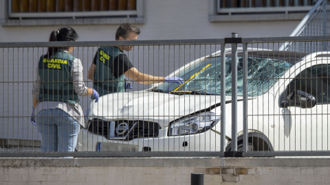 La Guardia civil examina el vehículo que provocó el atropello múltiple registrado en la noche de este lunes, en el aparcamiento del centro de salud de Haro.