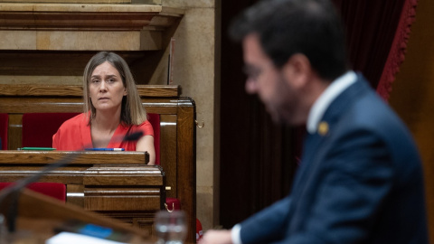 La presidenta de los comuns en el Parlament, Jéssica Albiach, durante una intervención de Pere Aragonès.