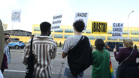 Miembros de colectivos se manifiestan para el cierre del Centro de Internamiento de Extranjeros (CIE) de Aluche en 2020.