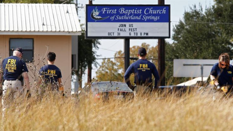 Miembros del FBI buscan con detectores de metales en las inmediaciones de la iglesia baptista de Sutherland Springs, en Texas. - EFE