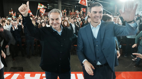 El expresidente del Gobierno, José Luis Rodríguez Zapatero (i), y el presidente del Gobierno y secretario general del PSOE, Pedro Sánchez (d), durante el acto de homenaje al expresidente José Luis Rodríguez Zapatero, en el Palacio Euskalduna, a 9 de 