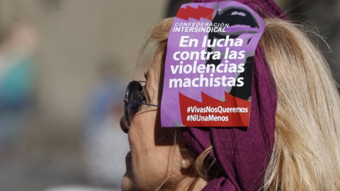 Una mujer con el cartel contra la violencia machista en una marcha. EFE/J. J. Guillén