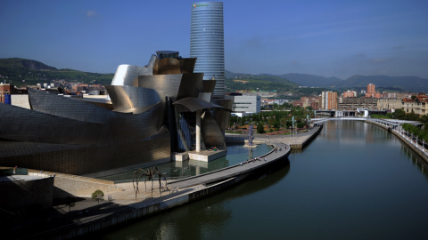 Vista de la Torre Iberdrola en Bilbao, detras del Museo Guggenheim.