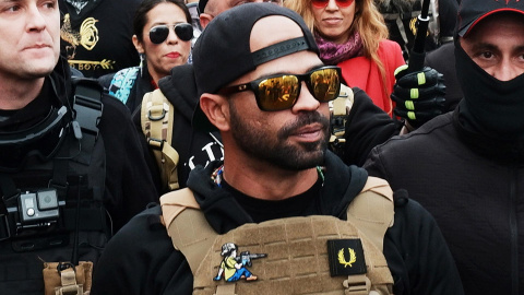 Imagen de archivo del líder de Proud Boys, Enrique Tarrio, durante una marcha hacia Freedom Plaza, en Washington, (EE.UU) el 12 de diciembre de 2020.