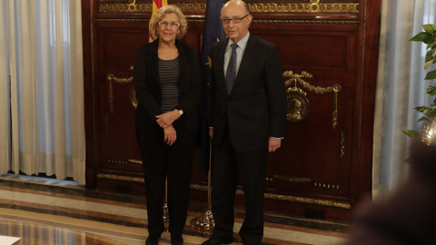 La alcaldesa de Madrid, Manuela Carmena, con el ministro de Hacienda Cristóbal Montoro /EUROPA PRESS