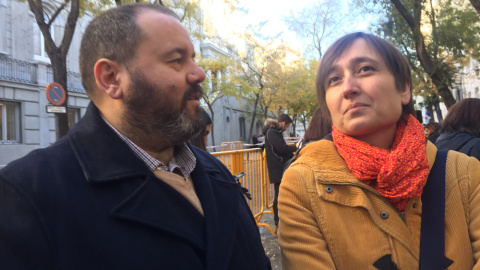 Els diputats d'En Comú Podem Joan Mena i Marta Sibina, aquest divendres, a la porta del Tribunal Suprem