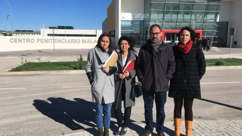 La delegación de Podemos que ha visitado este viernes la cárcel de Archidona, donde Interior ha encerrado a casi 600 migrantes recién llegados en patera.