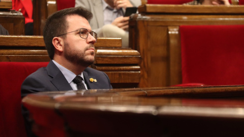 El president de la Generalitat, Pere Aragonès, a l'hemicicle del ple del Parlament.