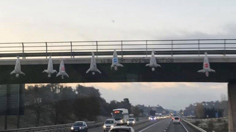 Fotografía facilitada por Sociedad Civil Catalana (SCC) de los siete muñecos boca abajo, algunos de ellos con logos de C's, PSC y PP, que unos desconocidos han colgado de un puente de la C-17 a la altura de Malla (Barcelona). EFE