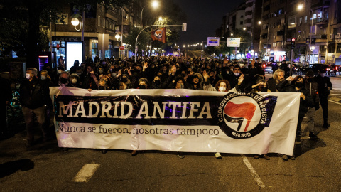 Varias personas participan en una manifestación antifascista, a 20 de noviembre de 2021, en Madrid (España).