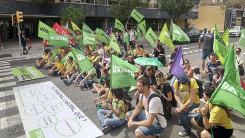 6-9-2023 Mestres i professors del sindicat USTEC tallant una carrer de Barcelona en senyal de protesta el primer dia de curs