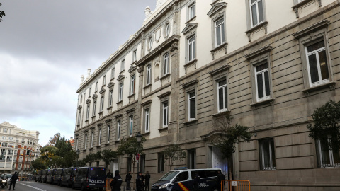 Un furgón de la Guardia Civil sale del Tribunal Supremo con los exconsellers tras su declaración ante el magistrado Pablo Llarena. REUTERS/Juan Medina