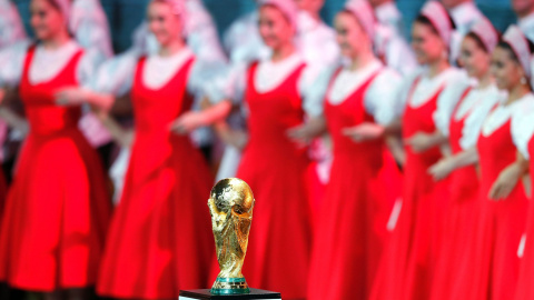 Vista del trofeo de campeón en el escenario durante el sorteo del Mundial de Rusia 2018 que se celebra en el Palacio del Kremlin de Moscú, Rusia. EFE/Yuri Kochetkov