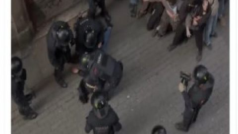 "El vídeo que debería abrir todos los telediarios": críticas a la actuación de los mossos durante un desahucio en Barcelona