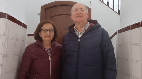 13/3/24 - Carmen Guerrero e Ildefonso Portillo, delante de su vivienda desde hace 49 años, como porteros del convento de las Capuchinas de San Fernando.