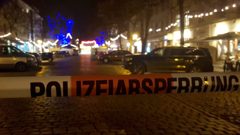 La policía alemana ha precintado el perímetro de un mercadillo navideño en Potsdam después de encontrar un paquete con explosivos./REUTERS