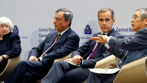 Los dirigentes de los cuatro mayores bancos centrales del planeta: Janet Yellen (Reserva Federal), Mario Draghi (Banco Central Europeo), Mark Carney (Banco de Inglaterra) y Haruhiko Kuroda (Banco de Japón). REUTERS/Kai Pfaffenbach.