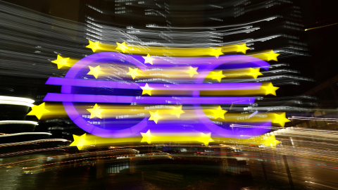 El símbolo del euro frente al edificio del Banco Central Europeo. REUTERS/Kai Pfaffenbach