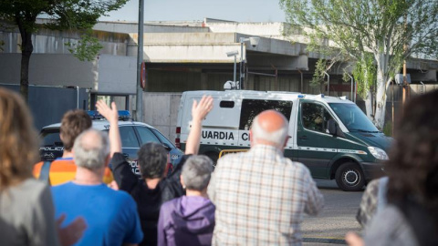 Varias personas protestan durante la octava jornada del juicio en la Audiencia Nacional por la agresión a dos guardias civiles en Altsasu. / EFE