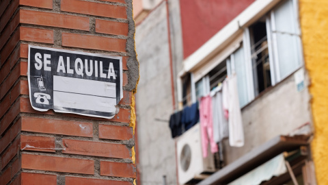 Un cartel de 'Se Alquila' en un barrio de Madrid. E.P./Eduardo Parra