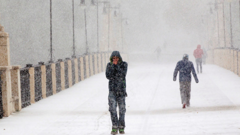 Varias personas entre la nieve en una calle de Teruel. EFE/ Antonio Garcia