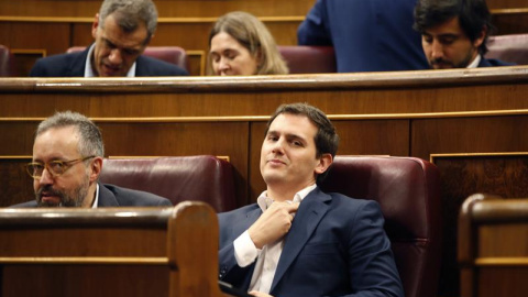 El líder de Ciudadanos, Albert Rivera, y el portavoz del grupo en la cámara baja, Juan Carlos Girauta, durante el Pleno en el Congreso de los Diputados. - EFE