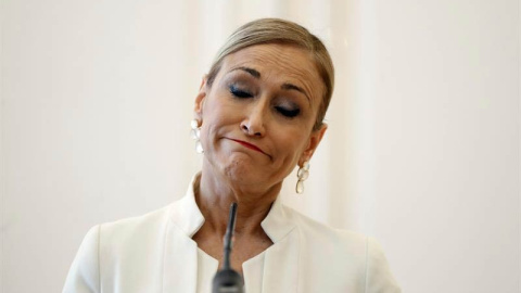 Cristina Cifuentes durante la rueda de prensa en la que ha anunciado su dimisión. (EMILIO NARANJO | EFE)