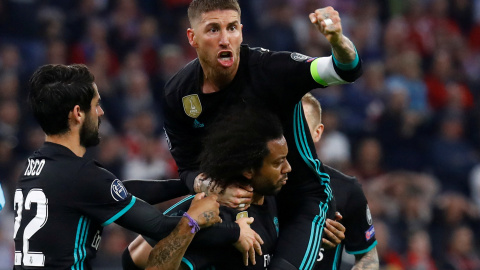 Los jugadores del Real Madrid celebran el primer tanto anotado por Marcelo. - REUTERS