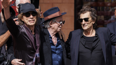 Mick Jagger, Keith Richards y Ronnie Wood, integrantes originales de The Rolling Stones, saludan a los fans en Londres, a 6 de septiembre de 2023.