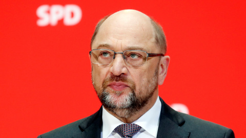 El líder del Partido Socialdemócrata (SPD), Martin Schulz, hace declaraciones ante los medios tras asistir a una reunión con la cúpula del SPD, en Berlín, Alemania./EFE