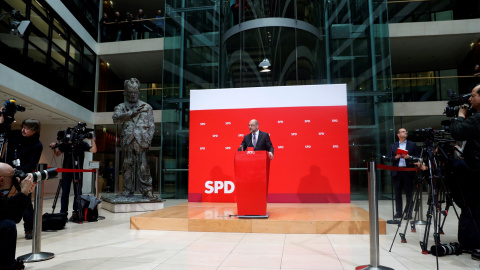 El líder del Partido Socialdemócrata (SPD), Martin Schulz, hace declaraciones ante los medios tras asistir a una reunión con la cúpula del SPD, en Berlín, Alemania./EFE