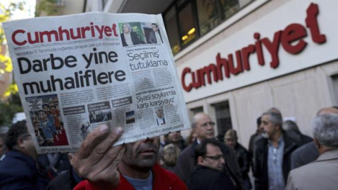 Un hombre muestra una copia del periódico 'Cumhuriyet' durante una protesta por el juicio a varios periodistas del medio opositor. EFE/Archivo