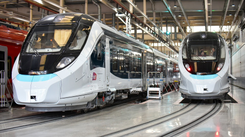 Algunos de los nuevos trenes de ancho métrico de Renfe, en CAF, a 26 de febrero de 2024.