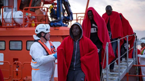 Un grupo de 38 inmigrantes de origen subsahariano llegan al puerto de Motril ayer, miércoles. ( MIGUEL PAQUET | EFE)