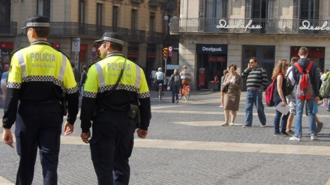 Agentes de la Guardia Urbana patrullando en la Plaza Sant Jaume/Europa Press