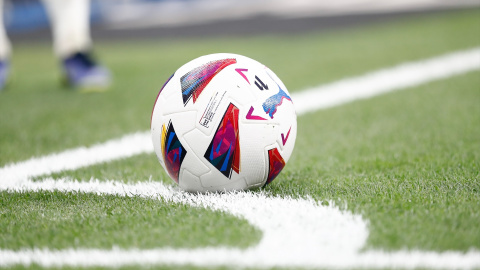 Foto de archivo de un balón antes de comenzar un partido de fútbol.