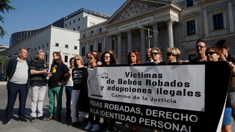 Un grupo de víctimas de bebés robados y adoptados ilegales durante una concentración ante el Congreso de los Diputados / EFE