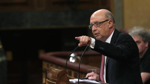 El ministro de Hacienda Cristóbal Montoro, durante su intervención en el pleno del Congreso de los Diputados durante el debate de los Presupuestos. (ZIPI | EFE)