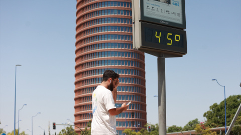 Un termómetro junto a la Torre Pelli marca 45 grados, a 24 de agosto en Sevilla