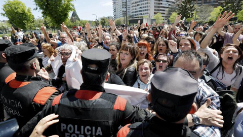 La plaza situada ante el Palacio de Justicia de Pamplona ha sido escenario de momentos de gran tensión cuando los cientos de manifestantes que están expresando su indignación por el fallo judicial de La Manada han hecho retroceder al cordón policial q