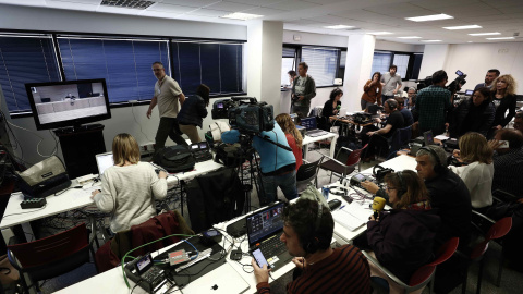 Sala de prensa habilitada en el Palacio de Justicia de Navarra donde los medios de comunicación siguen la sentencia sobre el juicio de la Manada. EFE/Jesús Diges