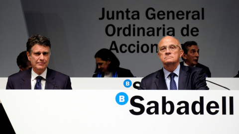 El presidente de Banco Sabadell, Josep Oliu (d), con el consejero delegado, Jaume Guardiola (i), en la junta de accionistas de la entidad. REUTERS/Heino Kalis