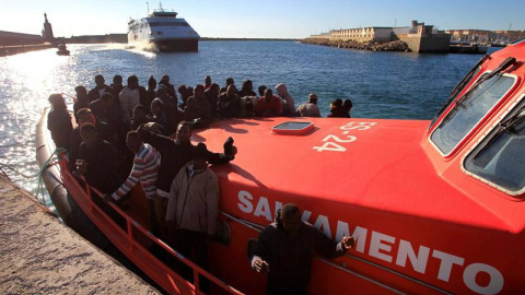 Una embarcación de Salvamento Marítimo llega al Puerto de Tarifa. | EFE