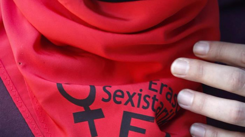 Un joven con un pañuelo típico de Sanfermín contra la violencia sexista. EFE/ Villar López