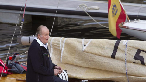 El rey Juan Carlos, a bordo del Ian, que rebautizará como 'Bribón'. SALVADOR BAS (EFE)