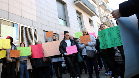 Minut de silenci a les portes del domicili dels bessons, a Sallent