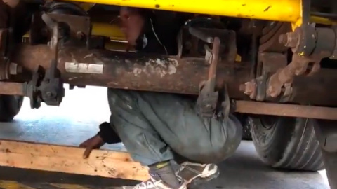 Un joven sale de los bajos de una camiÃ³n en Ceuta.